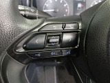 ステアリングには運転中でも簡単に操作できる各種スイッチついてます