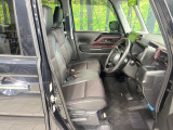 運転席まわりには十分なスペースがあり、大柄な方でもゆったり運転していただける環境です。