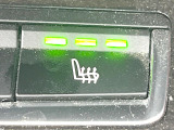 ●フロントシートヒーティング:運転席・助手席共に三段階で調節が可能なシートヒーターを装備しております。季節を問わず快適にご使用いただけます。