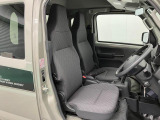 【フロントシート】さまざまな体格の方が快適に運転ができるよう配慮したシートになっております。