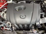 24Vマイルドハイブリッドで爽快な走りを実現する「e-SKYACTIV-G 2.0」。高効率エンジンと電動化技術の組み合わせにより、燃費性能とアイドリングストップ機能をさらに向上させました。