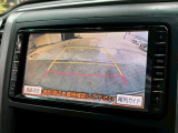 【バックカメラ】運転席から画面上で安全確認ができます。駐車が苦手な方にもオススメな便利機能です。