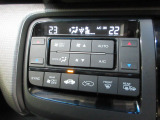 オートエアコンは左右席で独立温度コントロールが可能です。運転席はキンキンに冷やして助手席はマイルドにと言った設定が可能です。暑さ寒さでケンカすることもなくなりますね。