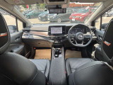 すっきりした運転席周りにはナビやエアコンの操作パネルを設置しておりますので、お一人での運転でもご安心できます。