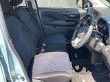 ◆前面ドア運転席◆ドアの開口が広く乗降ラクラク。シートの幅も広く運転していてもストレスを感じません。足元も広く快適なドライブを演出してくれます。