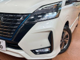 【LEDヘッドライト】悪天候や夜間走行時も良好な視界を確保し安心して運転できる高輝度LEDヘッドライトを装備!点灯速度が早く、消費電力も抑えられています。