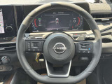 運転席廻りは手が届くところに収納スペースを確保しており、ハンドルにはオーディオ操作用スイッチがあるので、運転中もナビゲーションを注視せずにオーディオの操作を行って頂くことができます!