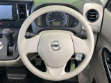 インテリアに合わせたデザインのステアリングは、運転される方のことも考え、運転しやすい形状、大きさです。是非一度、実際に触ってお確かめください。