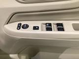 ハンドルの右側に電動格納付きパワーミラーの操作スイッチがついています。左右のサイドミラーの角度調節も微調整ができて便利です。パワーウインドウは運転席でドア4枚とも上下の操作ができるようになっています。