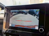 【バックカメラ】運転席から画面上で安全確認ができます。駐車が苦手な方にもオススメな便利機能です。