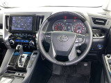 運転席まわりです。 各操作スイッチは使いやすい位置に配置されてます。