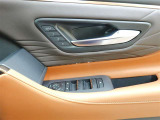 運転席シートポジションメモリーでスイッチを押すだけでシートが設定したポジションに動くので便利です!