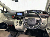 運転席まわりです。 各操作スイッチは使いやすい位置に配置されてます。