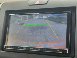 【バックカメラ】運転席から画面上で安全確認ができます。駐車が苦手な方にもオススメな便利機能です。