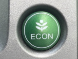 ECONスイッチ(ECONモード) エンジンだけでなくエアコンなども含めてクルマ全体を燃費優先で自動制御するECONモード。早く車内を涼しくしたい夏場など、空調を優先したい時には、スイッチを押してOF