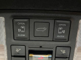 【パワーバックドア】スマートキーや運転席のボタンを押すだけでリアゲートが自動で開閉します!荷物を持っている時や、高い位置にあるバックドアを閉める際に便利な機能です♪