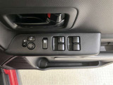 パワーウィンドウと電動格納式ドアミラーのスイッチは運転席ドアにあります。
