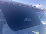 フロントガラスの上部には衝突軽減ブレーキの装置も付いており、より安全に運転を楽しんでいただくことができます。