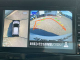 上空から見下ろしているかのような映像をディスプレイに映し出し、スムースな駐車をサポートします。画面は「トップビュー」のほか「サイドブラインドビュー」への切り換えが可能。ますます安心です