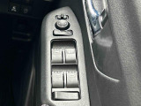 運転席ドアのウインドウ操作スイッチです。すべてのウインドウの開閉操作が可能です。また、ドアミラーはオート開閉なので、ドアロックで自動で閉じ、エンジンスタートで自動で開きます。