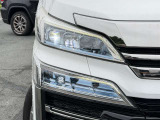 【LEDヘッドライト】悪天候や夜間走行時も良好な視界を確保し安心して運転できる高輝度LEDヘッドライトを装備!点灯速度が早く、消費電力も抑えられています。