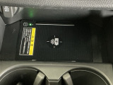 ワイヤレス充電器ついてます!スマートフォンを置くだけで充電可能。ケーブルをつなぐ煩わしさがありません。