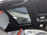 解放感を感じることができるムーンルーフ。屋外の気持ち良い風や日差しとり込み車内空間を明るくします。