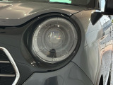 LEDヘッドライトは、点灯の瞬間から最大光量を発揮し、突然暗くなるトンネルなどでの安定感を高めます。
