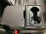リアシート中央にはカップホルダーとリア様のシートヒータースイッチをセット。