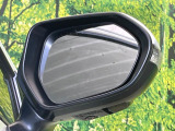 【ブラインドスポットモニター】走行中、ドアミラーの死角になりやすい箇所に後続車が接近するとサイドミラーのレンズに警告を表示!ドライバーに注意喚起をしてくれます。