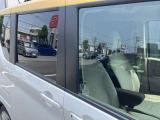 プライバシーガラスが搭載されておりますので、車内のプライバシーを保護してくれます。