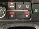 運転席と助手席にはシートヒーターが付いています☆寒い時期に腰周りを温めてくれるので体全体が温まりやすいのは勿論、暖房と違い顔に風が当たらないので、乾燥肌やドライアイの方でも大丈夫☆