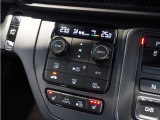 【オートエアコン】温度を設定すれば自動で快適な車内温度を保ちます。エアコン内部の高性能脱臭フィルターで車内のアレルゲンや花粉を除去。