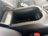 アームレスト下は深さのある大容量の収納ボックスになっています。車内の小物類をすっきりと整理できて便利です。