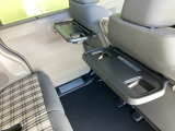 折りたたみ式のシートバックテーブルは限られた空間を有効活用。車内の家族時間をもっと快適に。休憩時のちょっとした小物置に使える、前席背面の格納式テーブルが付いています。