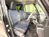 運転席まわりには十分なスペースがあり、大柄な方でもゆったり運転していただける環境です。