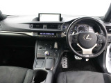 本革巻き3本スポークステアリングや運転する楽しさを高めるパドルシフトが採用されたスポーティなインテリアです。