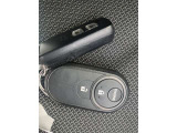 スマートキーのお写真です。鍵をお持ち頂くだけでドアの施錠開錠が可能です♪純正オプションのリモコンエンジンスターター付です。