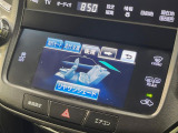 【電動リアサンシェード】日差しや車外からの光が眩しいときにサッと引き出して使える、格納タイプのサンシェードを装備。後席に乗ったお子様がウトウトしだした時など、ぜひご活用ください