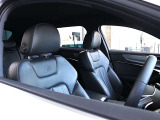 クオリティの高いシートを採用するのは、Audiのクルマづくりの哲学のひとつです。特に座り心地が重要です。体の大きなドイツ人が座っても頑丈な耐久性があります。。しかも肌触りも良く高級家具のようです。