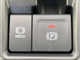【電動パーキングブレーキ】パーキングブレーキは便利な電動式!ボタン一つで操作でき、アクセルを踏めば自動で解除されます♪レバーやペダルが無いので運転席廻りもすっきりしますね♪