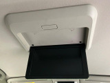 【後席モニター】家族や友人とお出かけする機会が多い方に大人気の後席モニターを装備!見やすい位置に画面がありテレビやDVDの視聴も快適!友達もお子様も、後席にしか乗らなくなるかも??