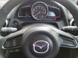 【ステアリングスイッチ】ステアリングスイッチは運転姿勢や視線を崩さずに操作が可能です。左側にはオーディオ類があります。