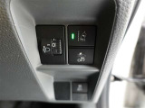 レーンディパーチャーアラートとは車線または走路からの逸脱の可能性を警告すると共に、車線または走路からの逸脱を避けるためのハンドル操作の一部を支援する機能です。詳細は販売店スタッフまでおたずねください。