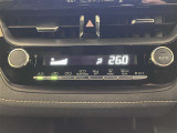 エアコンはオートエアコン付きになります。お好みの温度設定にすれば車内の温度を検知し自動で調整してくれます。暑い日は寒い日は特にオススメです♪