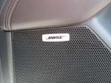 BOSEサウンドシステムを搭載。「良い音を出す」ではなく、その車種のごとに特徴を計算(車種専用設計)し、「反響音」を作り出すことによってどの座席でも自分中心で音が聴こえ、「心地よい空間」を作り出します。