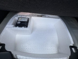 トランクルームにはパンク修理キットがあります。