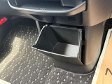 運転席と助手席の間にも小物が入る収納があります!