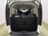 3列目シートは床下に収納できるタイプになっています。2列目シートを跳ね上げれば広い荷物スペースが出現します。床面は段差も少なく荷物の出し入れもしやすくなっています。