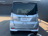 後部座席はプライバシーガラスとなっています。座っている人や置いてある荷物が見えにくくなっているのでプライバシーの確保が出来ます。ぜひ見て確認してみて下さい